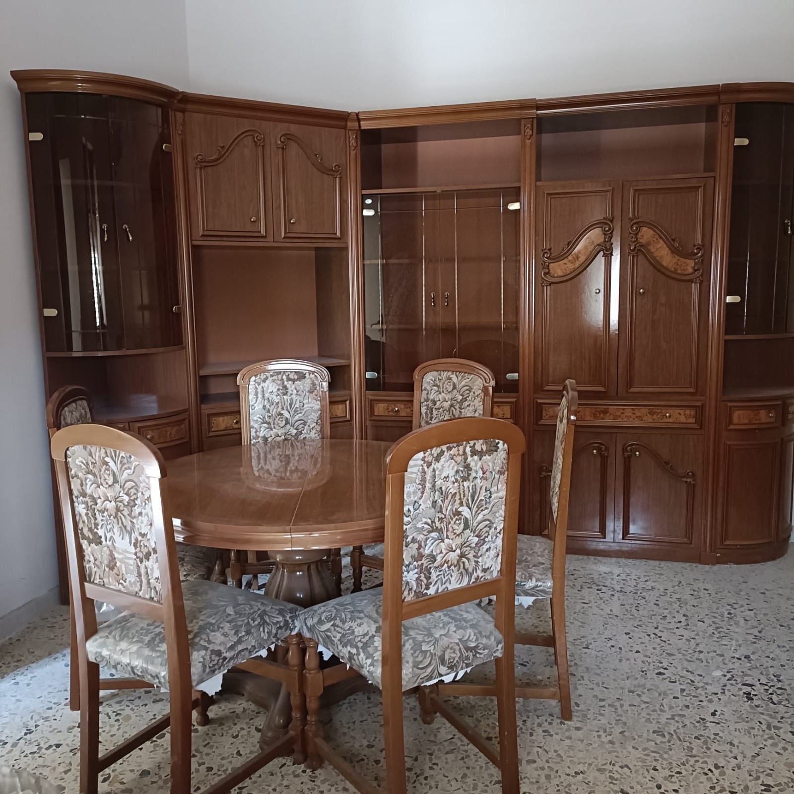 Soggiorno Completo con due vetrine e Tavolo rotondo con sedie