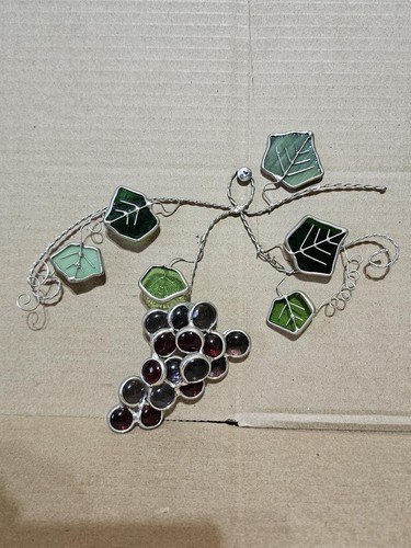Stained Glass Cluster Of Purple Grapes And Leaves Suncatcher 8x6 Inches