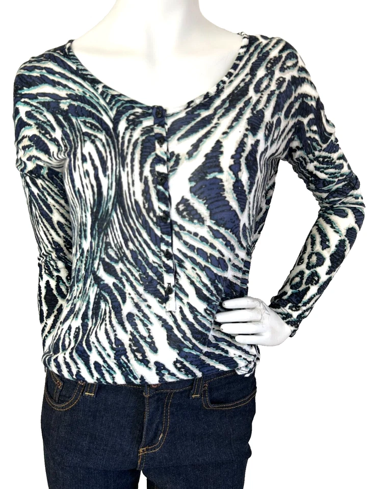 Top Kensie Estampado Animal Henley Cuello en V Botón Manga Larga Ligero Talla Pequeña Foto 2 de 4