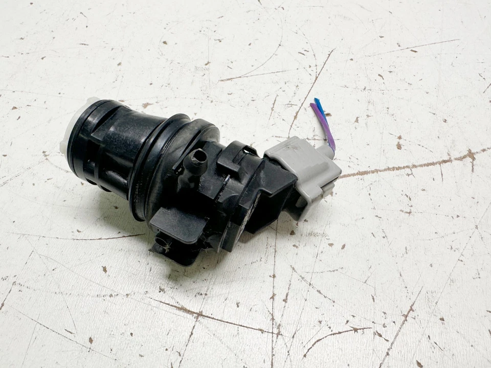 Насос резервуара лобового стекла F21281 2010-2015 Toyota Prius 14-16 Lexus IS250 IS350 - Изображение 2 из 4