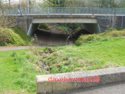 FOTO OAKENGATES PRIORSLEE AVENUE KREUZT DEN WESLEY-BACH BEI SINTFLUTARTIGEM REGEN I
