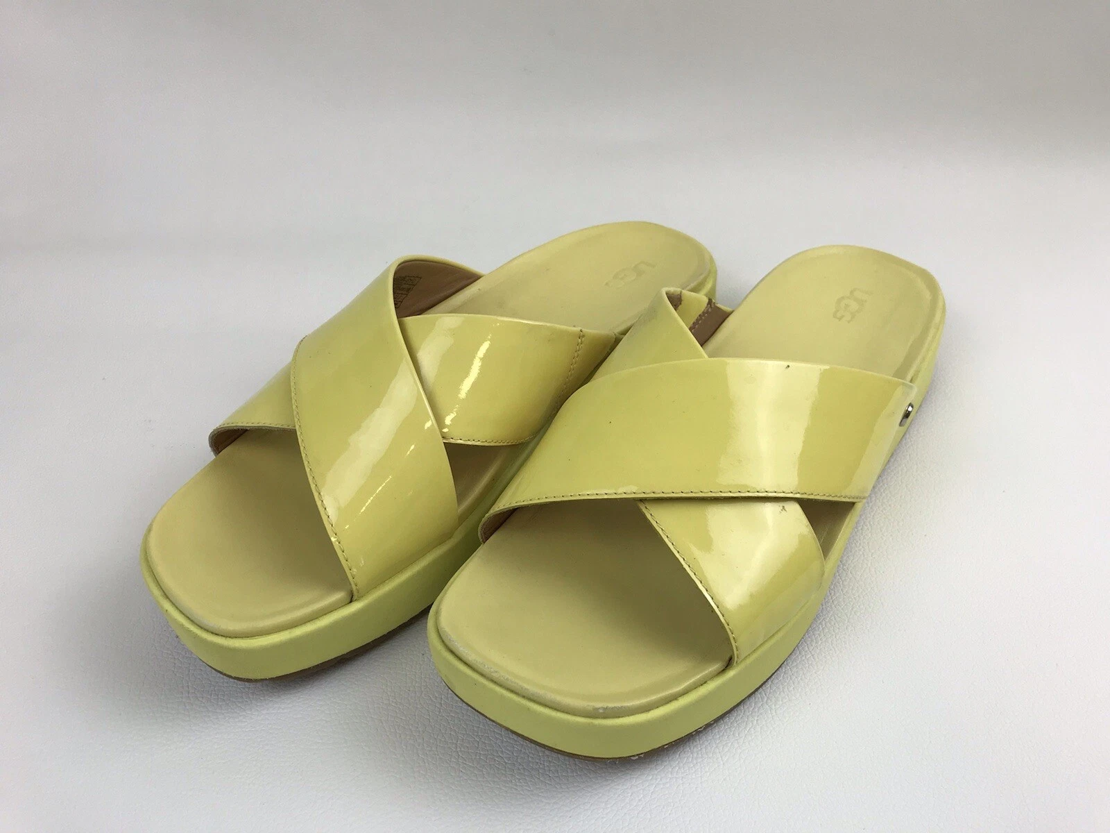 Sandali UGG donna EMILY gialli vernice pelle incrociata 1107896 taglia 9 5 usati in ottime condizioni