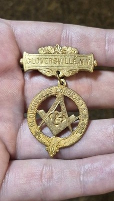 RARE 1890S GOLD TONE GLOVERSVLLE NEW YORK MASONIC FREEMASON MEDAL BADGE PIN
