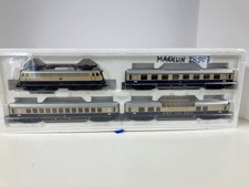 HO SCALE MARKLIN DB E10 ELECTRIC ENGINE & 3 PASSENGER CARS (#28503) - PICS/READ