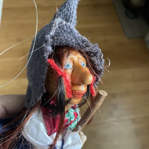 "Muñeca de bruja de cocina colgante en escoba - Figura de vieja dama espeluznante de Halloween 13""" - Imagen 9 de 11
