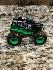 Spin Master Monster Jam Exclusive Grave Digger DIRT TIRES Truck New 1:64