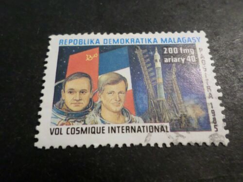 MADAGASCAR 1985, timbre VOL COSMIQUE INTERNATIONAL, ESPACE, FUSEE, oblitéré - Foto 1 di 1