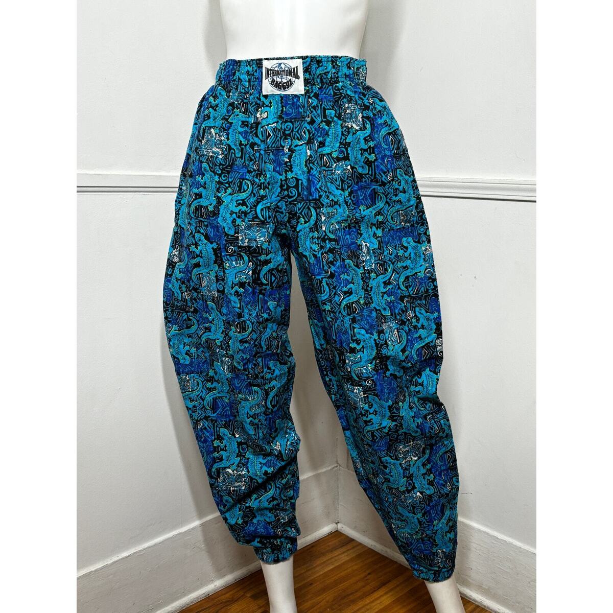 Medium 1980s Vintage Cotton Gecko Print Pants by Baggyz Medium 1980s Vintage Cotton Gecko Print Pants by Baggyz