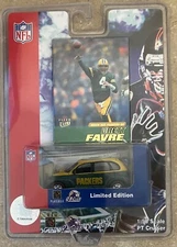 NFL Green Bay Packers 1:58 PT Cruiser Die-Cast Car with Brett Favre Fleer Card