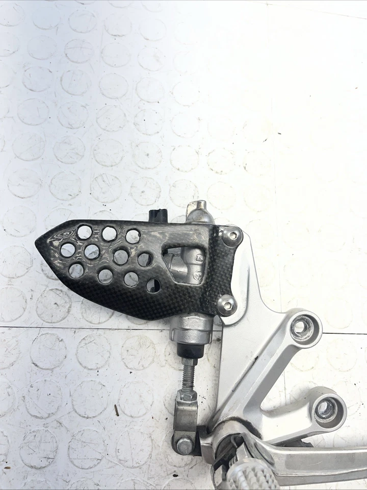 2004-2005 SUZUKI GSXR 600-750 RIGHT DRIVER REARSET W/ REAR BRAKE SYSTEM OEM - Image 2 of 4