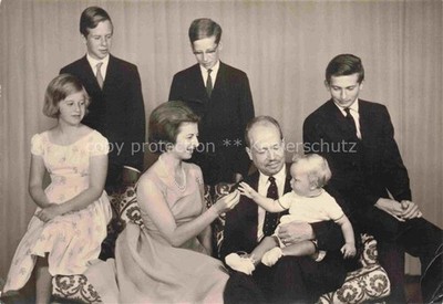 Vaduz Liechtenstein FL Fuerstenhaus Fuerstliche-Familie Familienportrait Fuerst 