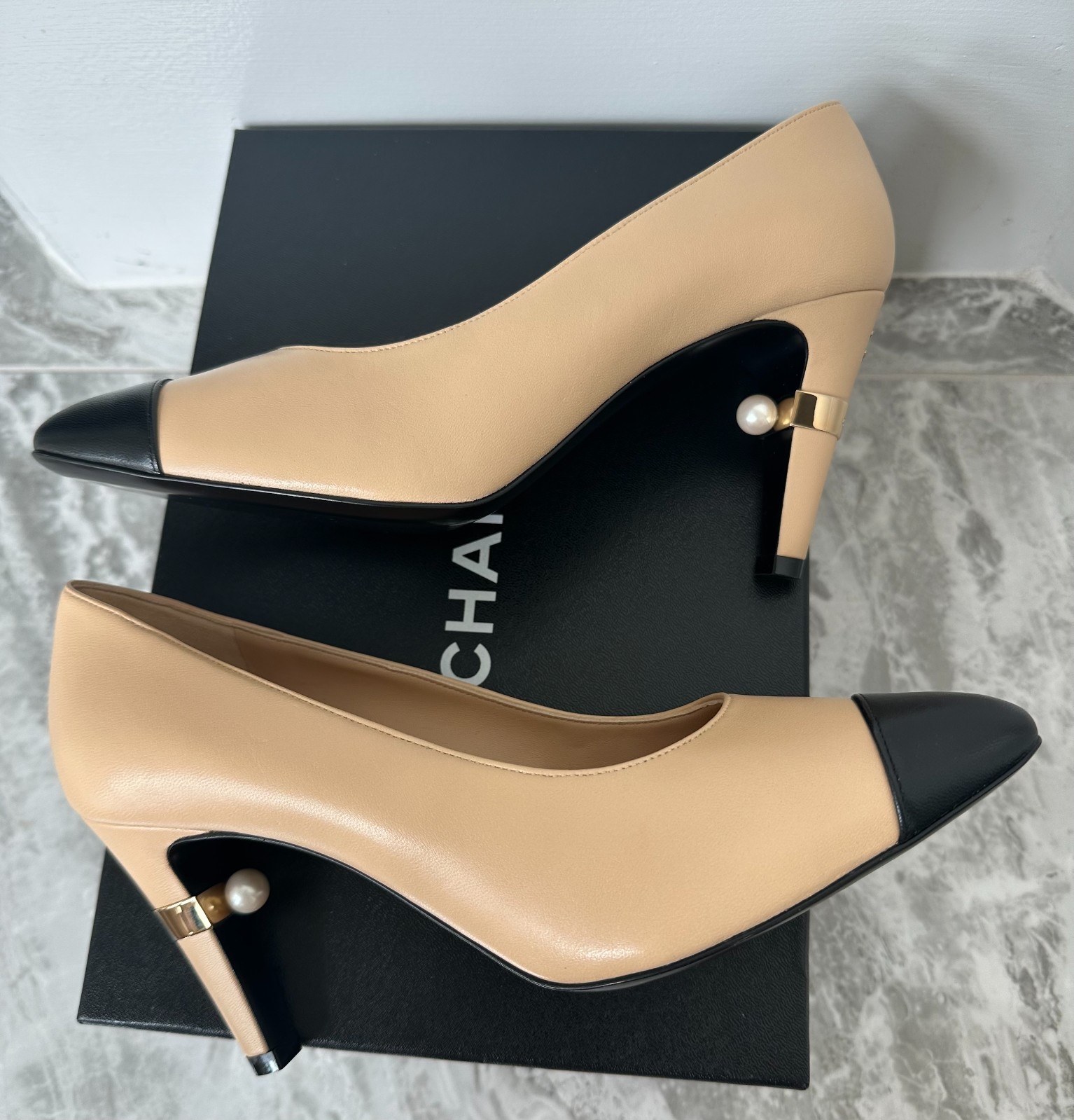Lambskin Grosgrain Pearl Cap Toe Pumps 38 Beige Black image 7