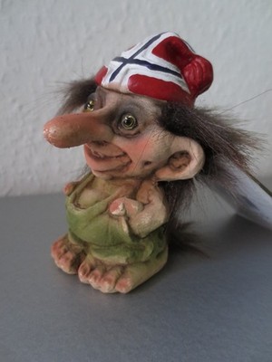 Troll Figur NyForm mit Norwegischer Flagge Originaletikett 840091
