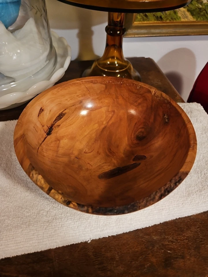 Cuenco de madera hecho a mano borde vivo 7 1/2 pulgadas de ancho y 3 1/2 pulgadas de alto Foto 2 de 4