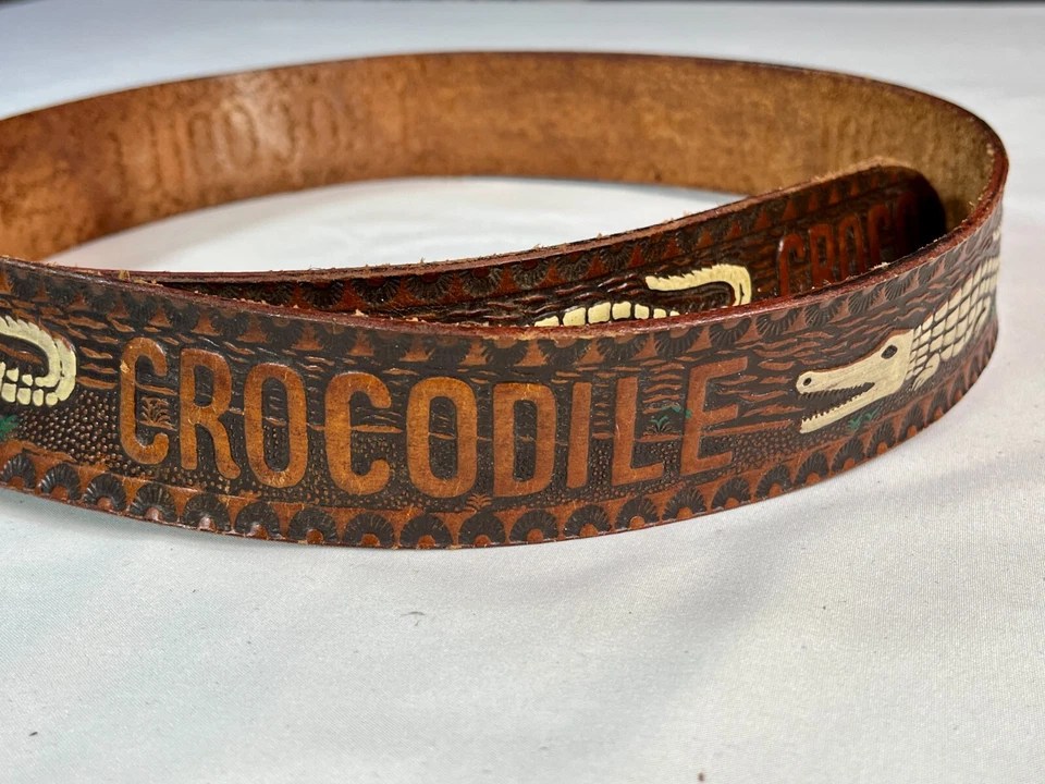 Cinto de couro marrom vintage feito à mão arte crocodilo branco - Artesanal - Imagem 3 de 4
