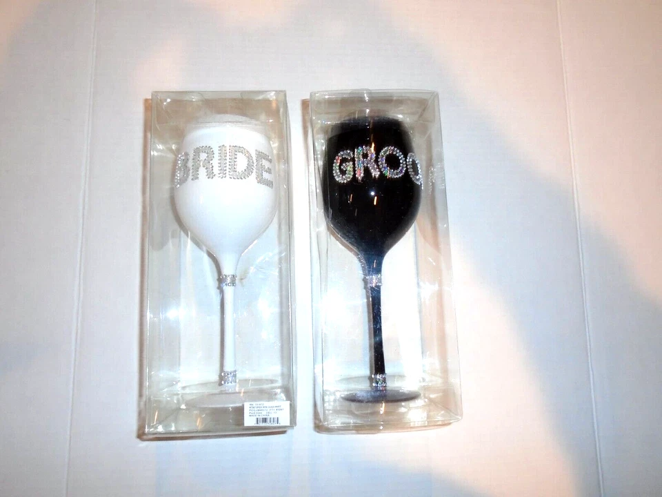 Un par de vasos para tostar de novia y novio, pedrería brillante blanco y negro Foto 2 de 3