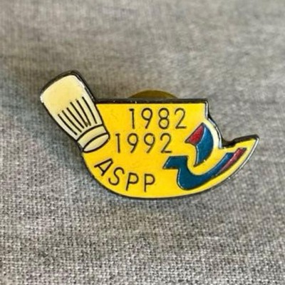 Pin Badge 30614 Paris City Mark Sailing Boat on the Seine River Chef Hat