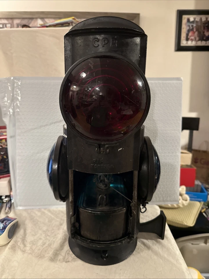 Vintage C.P.R 4 Way Railroad Signal Lantern Light Lamp. EXCELLENT CONDITION - Image 2 of 4
