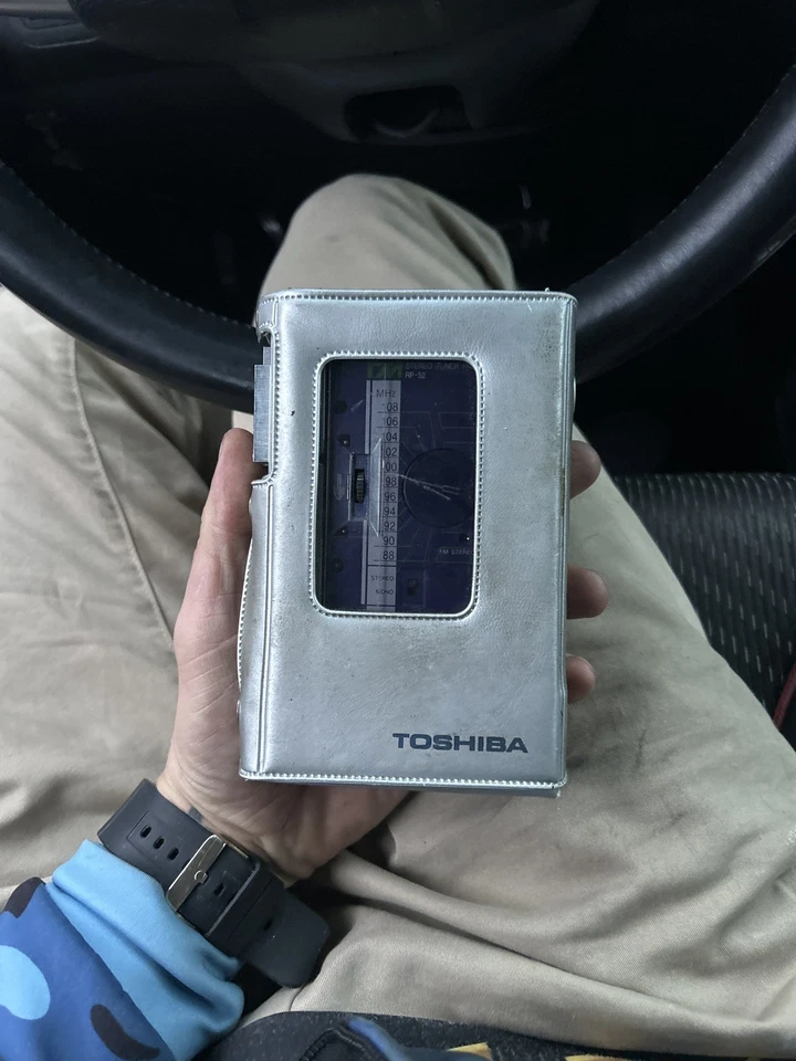 Reproductor de casete estéreo Toshiba gris con estuche y radio casete vintage años 80 Foto 2 de 3