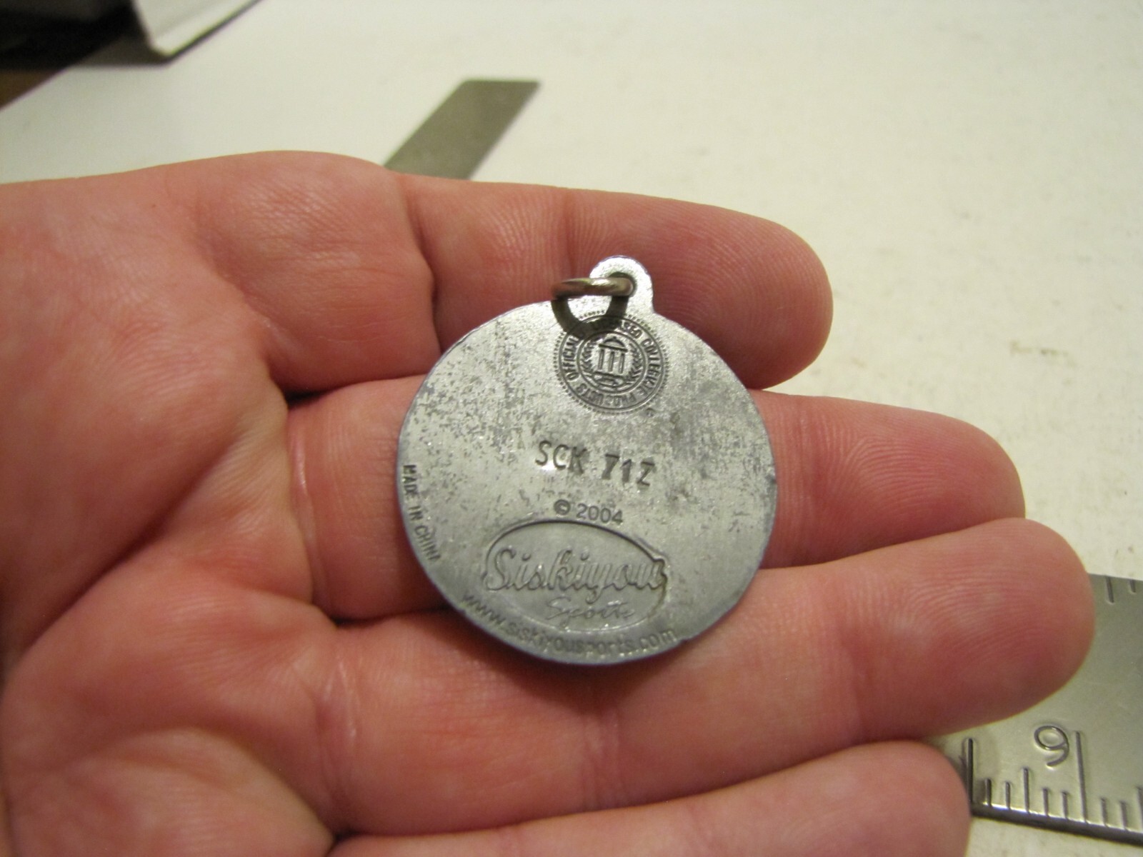 2004 SISKIYOU SPORTS WASHINGTON STATE COUGARS KEYCHAIN USED