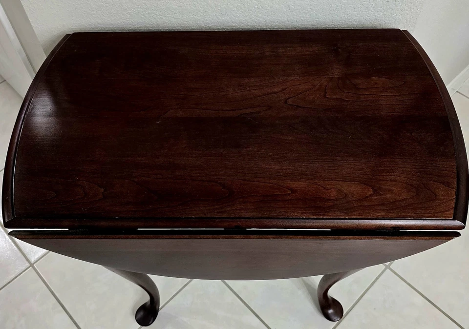 Mesa Kincaid Furniture Mfg EE. UU. Hoja Caída de Nogal Sólido Provincial Francés Foto 4 de 4