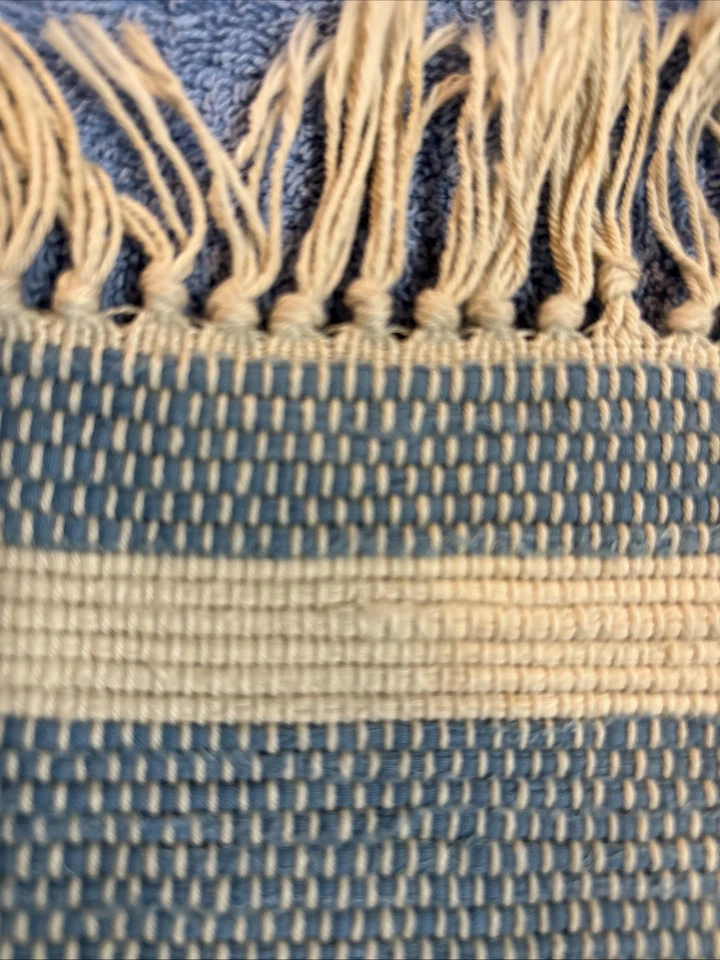 Antigua alfombra azul vintage TYNIETOY TEJIDA A MANO con flecos casa de muñecas miniatura Foto 2 de 4