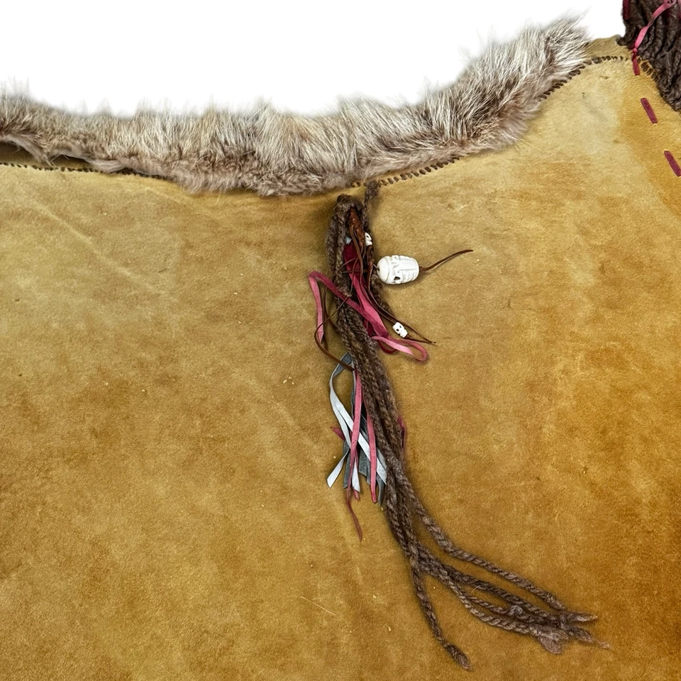 Manta de cuero con flecos hecha a mano con adornos de piel y cuentas de calavera decoración boho rústica Foto 3 de 4