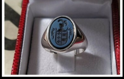 Anillo plata de ley con escudo grabado en àgata El grabado se hace a buril.