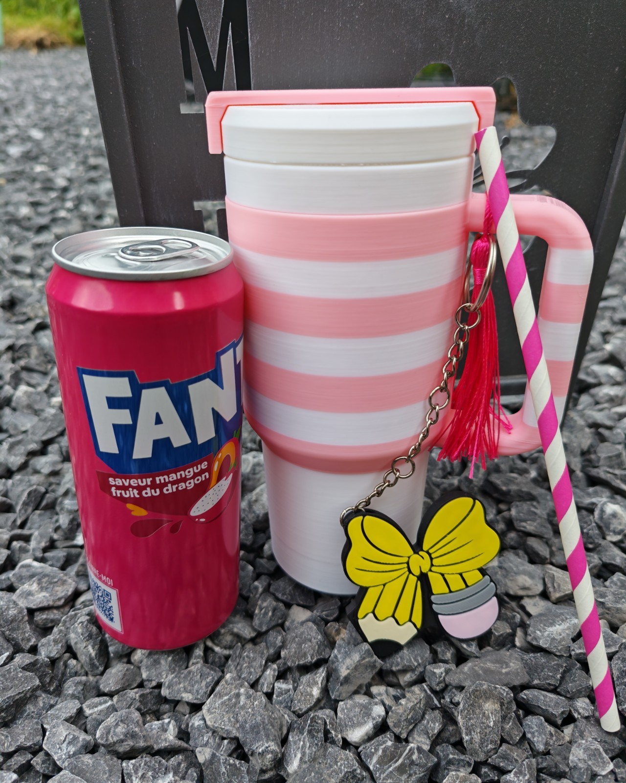 Fini les boissons tièdes avec ce Mug-glacière pour canettes 33cL Rose