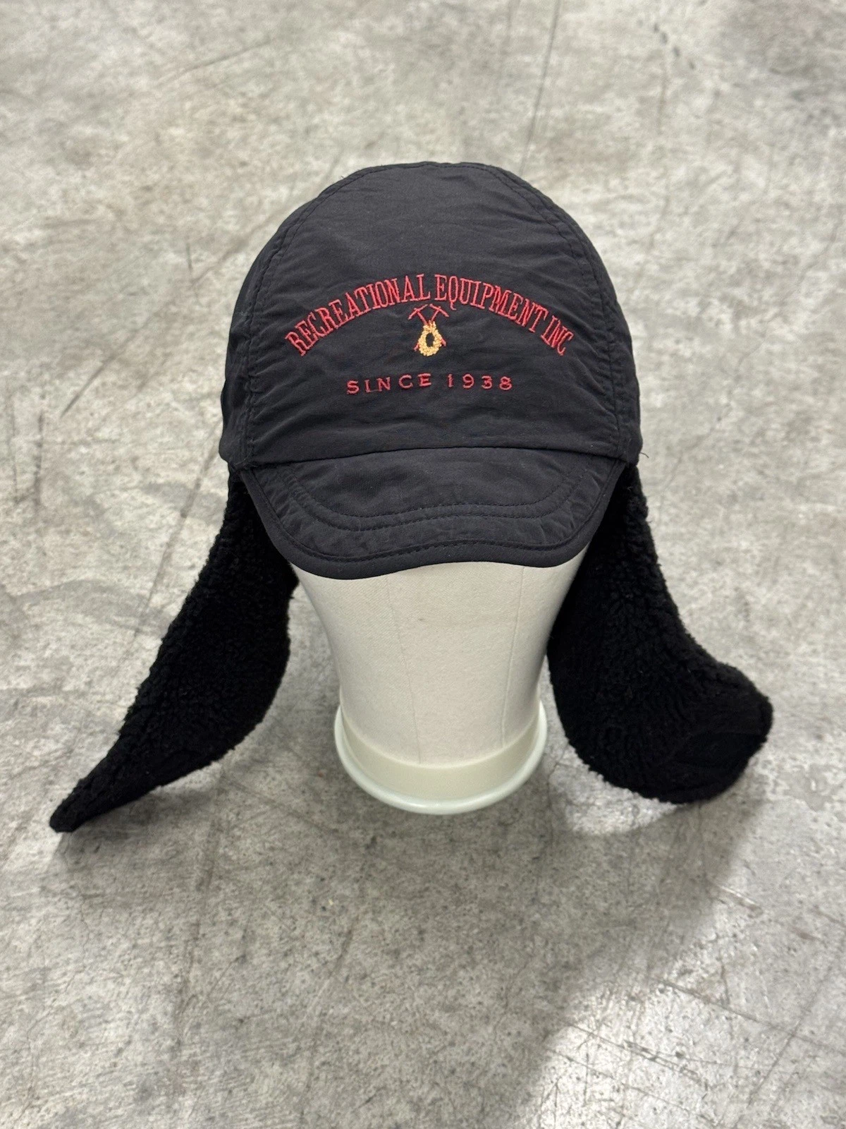 Vintage REI Ear Flap Trapper Hat Large / X-Large Made in USA Black Fleece Cap
Opens in a new window