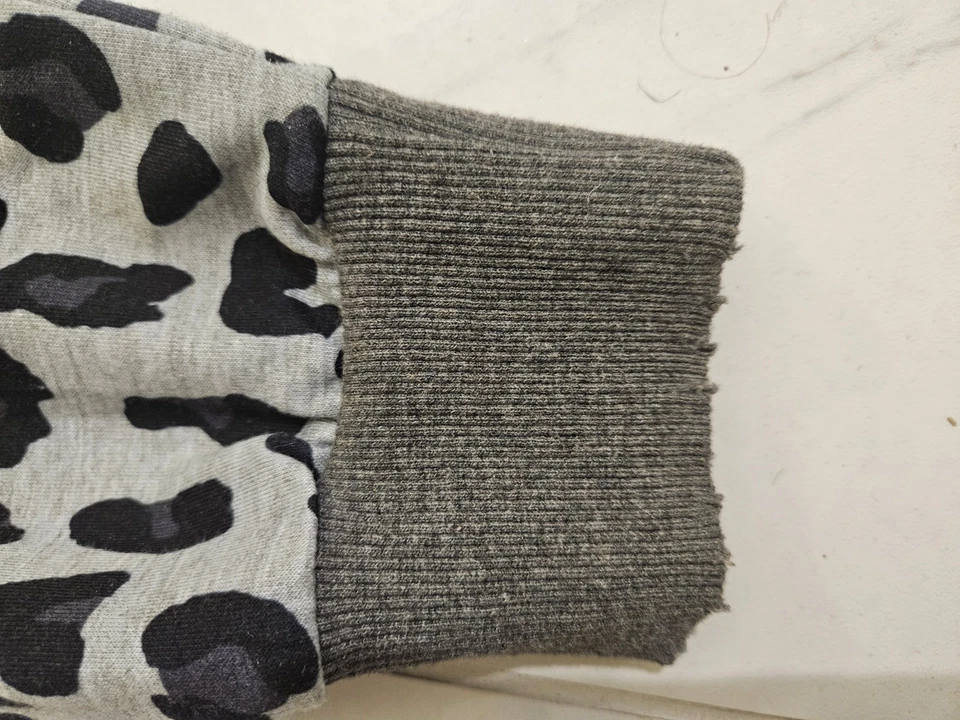 Sudadera para mujer con estampado de leopardo negra y gris envejecida talla mediana Foto 3 de 4