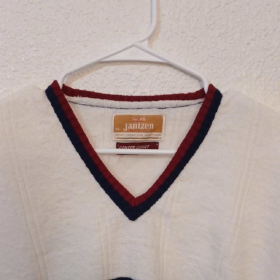 Hacer Oferta Suéter Jantzen Cuello en V Blanco y Rojo Diseño Clásico Foto 2 de 4