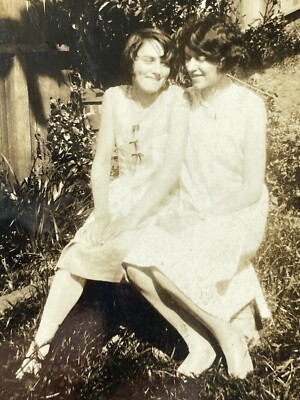 Q1 Photograph Two Beautiful Brunette Short Hair Women 1920's Lovely Cute