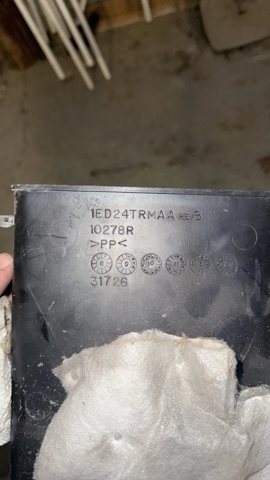 Dodge Ram 2500 3500 2013-2018 mega cabina lado derecho pasajero borde pilar C inferior Foto 2 de 2