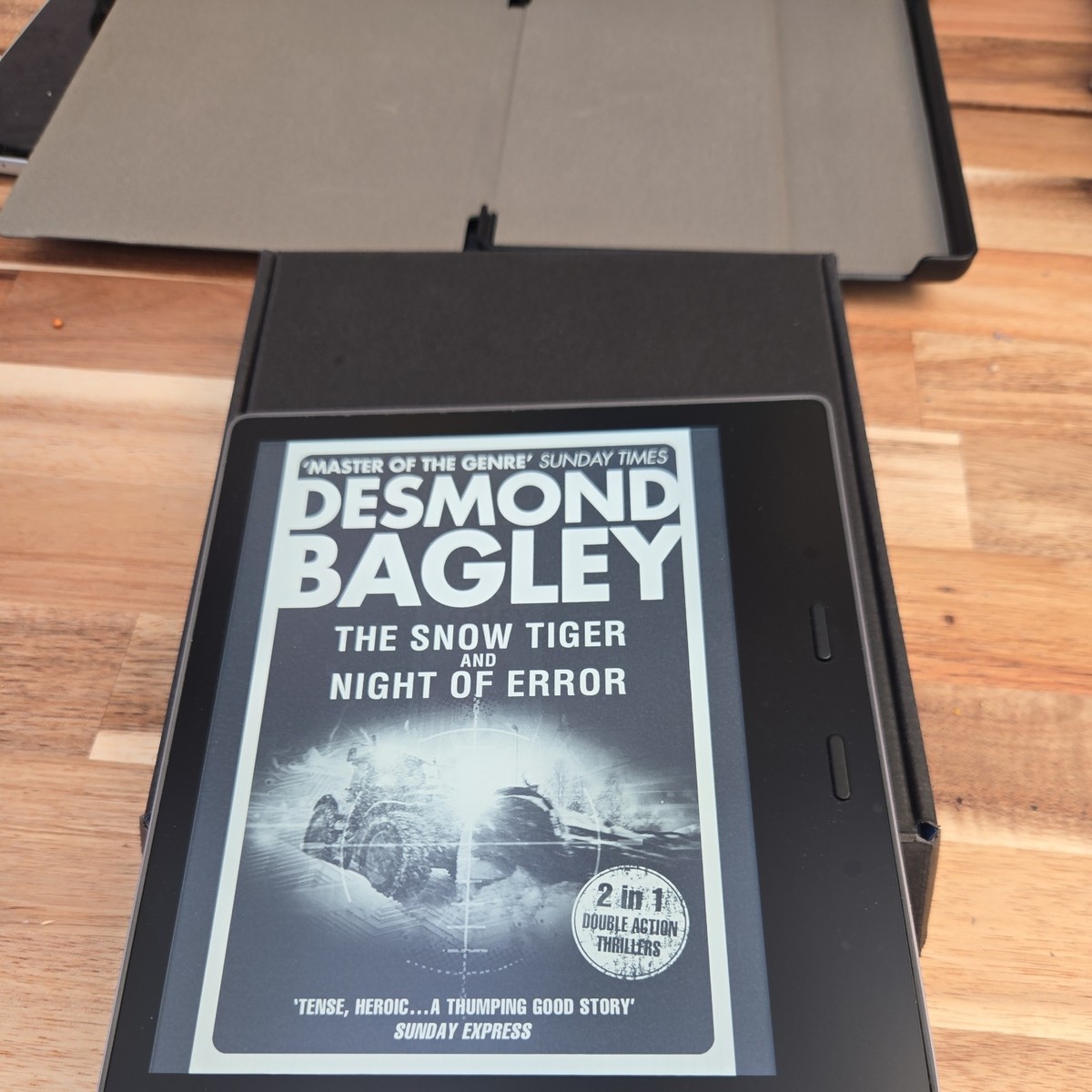 Boxed Amazon Kindle Oasis 9th Gen | 8gb | Wifi | Graphite + Bundle