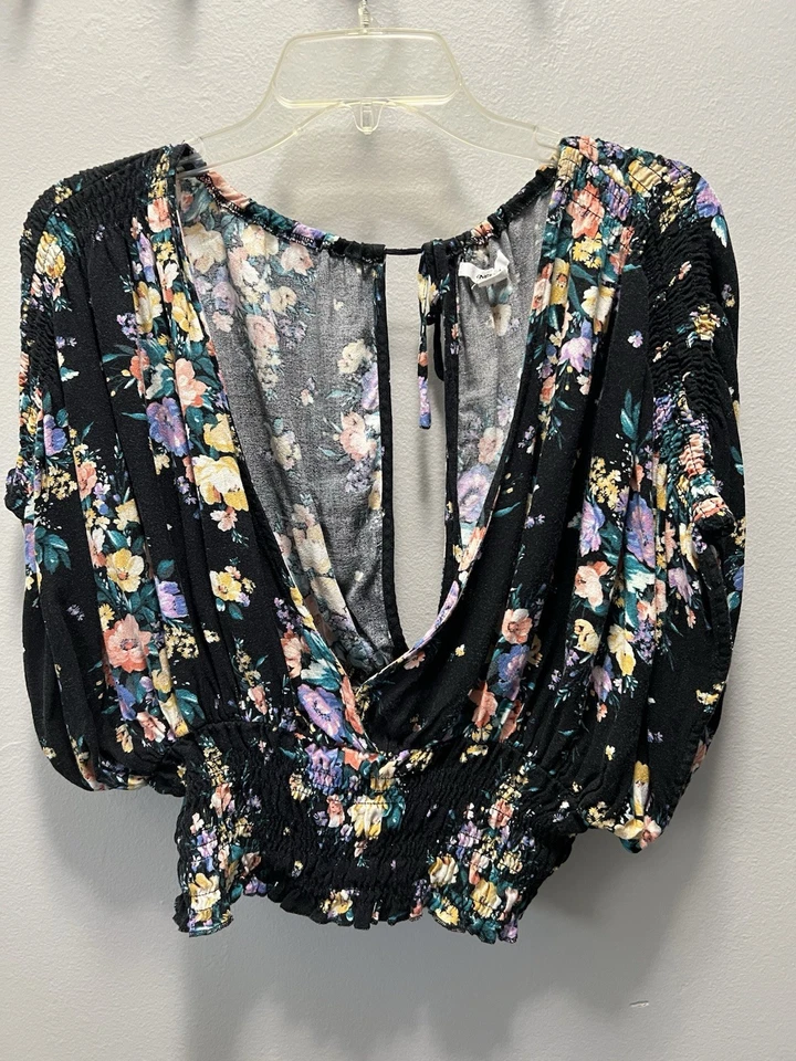 Top corto O’Neill negro multicolor floral cruzado cuello en V espalda abierta calado Foto 4 de 4