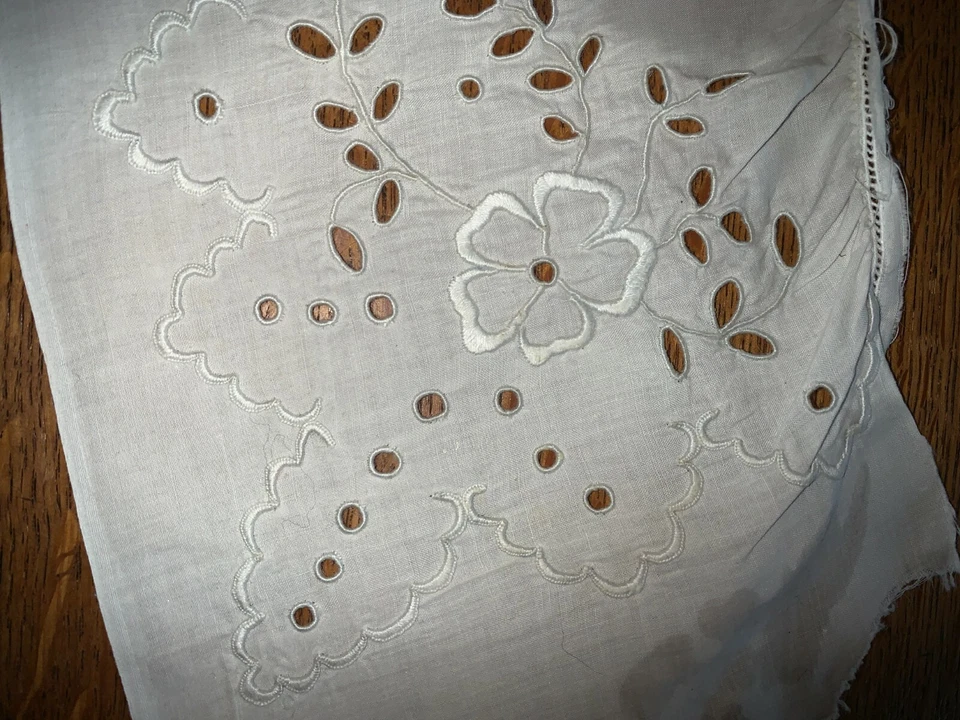 Ancienne bande ou volant en broderie anglaise main, H 14 cm x longueur 77 cm - Photo 2/4