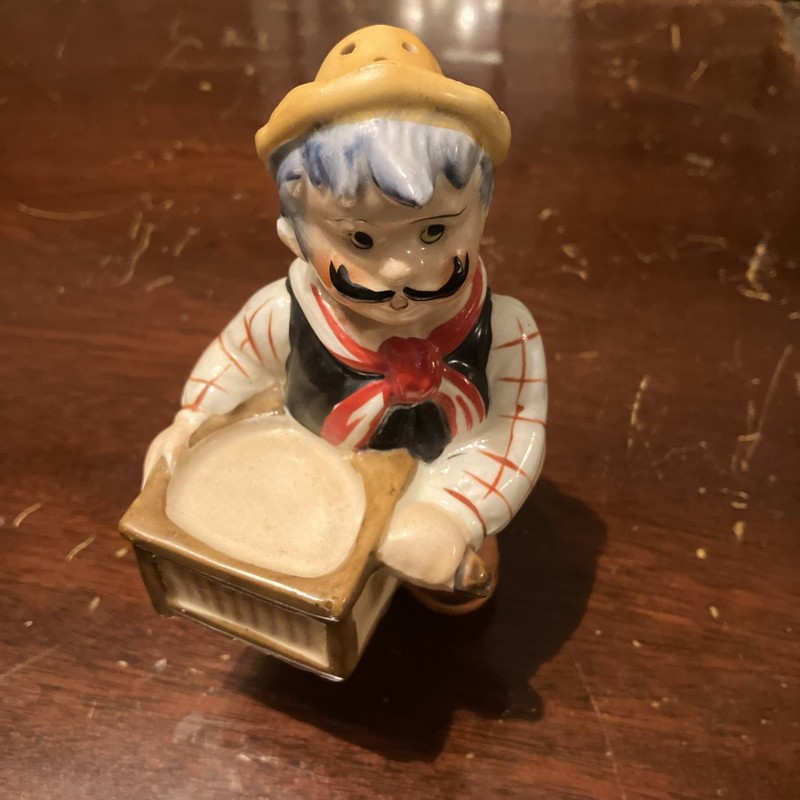 Ardalt Japan 6527 Organ Grinder, 1950’s, Vintage Ceramic Salt & Pepper Shakers