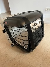 Hundetransportbox im Auto