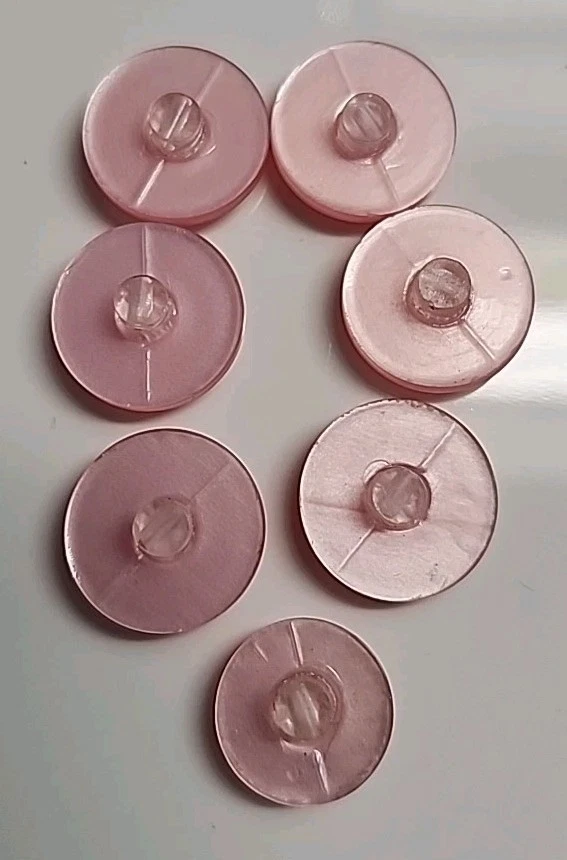 Juego de 7 botones de caña de plástico texturizado rosa 0,66" 16,9 mm y 1 pequeño 0,57" Foto 3 de 4