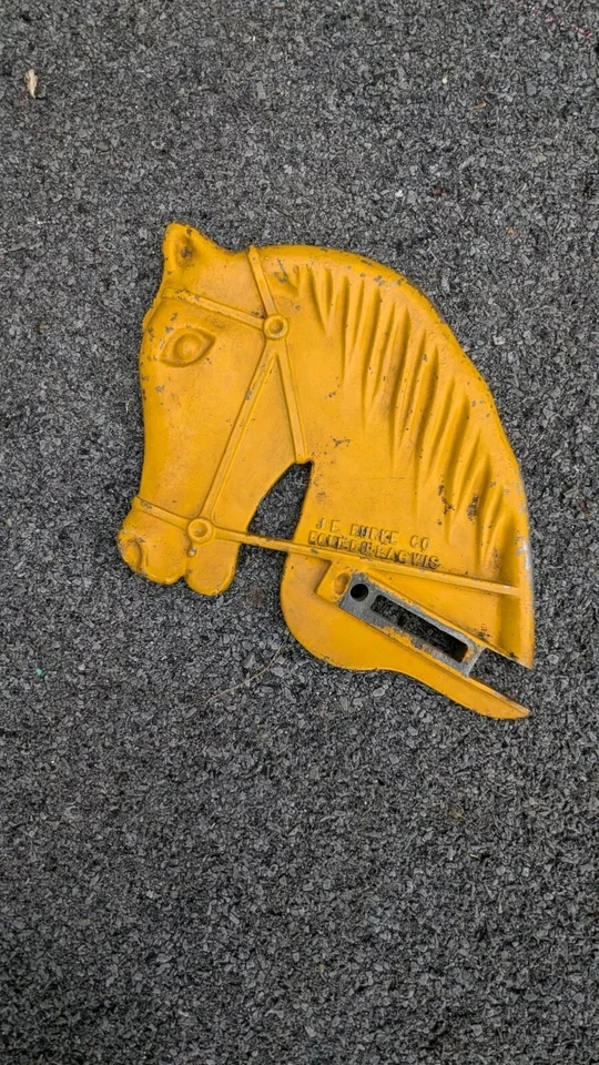 Vintage J.E. Cabeza de caballo planeador oscilante Burke Playground, pintura amarilla original Foto 2 de 2