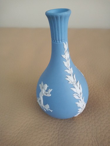 Vintage 1978 Wedgwood Blue Jasperware Seasons Bud Vase Spring & Summer (18) - Picture 9 of 10