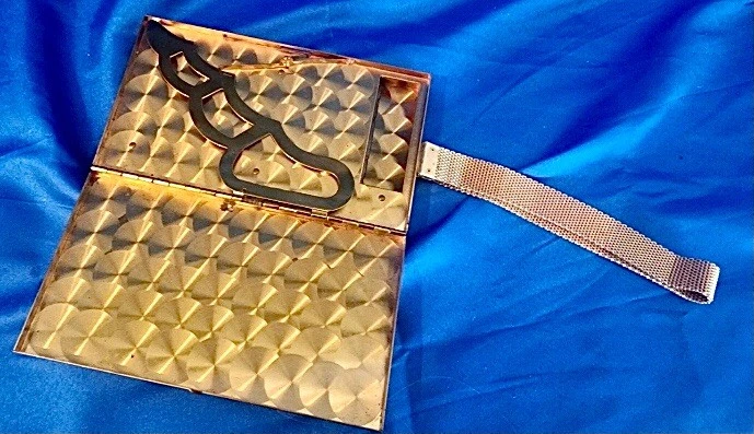 复古 20 世纪 40 年代金色黄铜腕带钱包条纹金属香烟盒小巧型 — 第 3/4 张图片