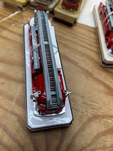 MODEL POWER PLAYART 1:48 SCALE RED AMERICAN LA FRANCE FIRE LADDER TRUCK DAMAGED - Picture 9 of 21