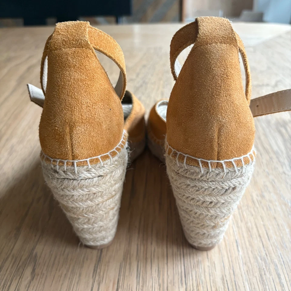 Sandalias de cuña alpargata SEYCHELLES amarillas gamuza correa al tobillo punta abierta talla 7 usadas en excelente estado Foto 3 de 4