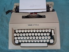 Pristine Olivetti Lettera 25 Portable Typewriter 1975 (+Optional Transport Case) thumbnail
