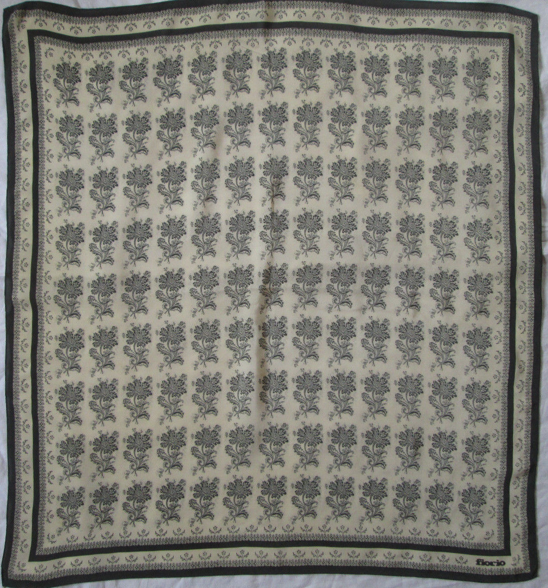 Foulard En Soie FIORIO Vintage - Dimensions 85x92 Cm, Couleur Marron, Occasion, Accessoire élégant