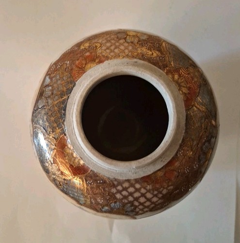 Kleine bunte Satsuma japanische Vase mit Fuß und Geishas und Mamas - Bild 5 von 9