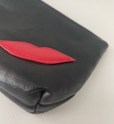 Laura Geller piccola borsa cosmetica nera in ecopelle con labbra rosse - Foto 6 di 10