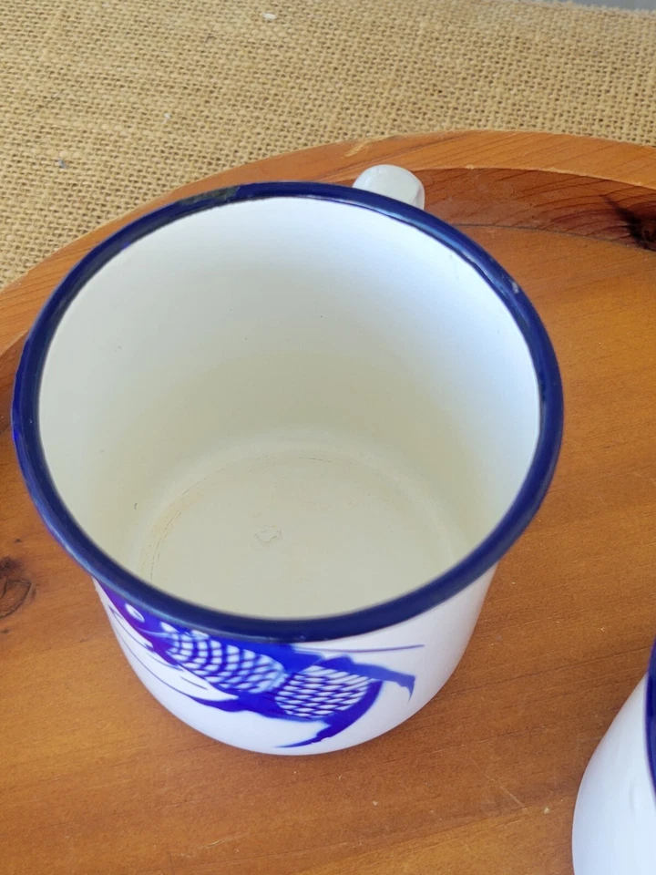 Tazas esmaltadas de colección, dos tazas esmaltadas marca Goldfish blancas con pescado Koi azul cobalto Foto 3 de 4